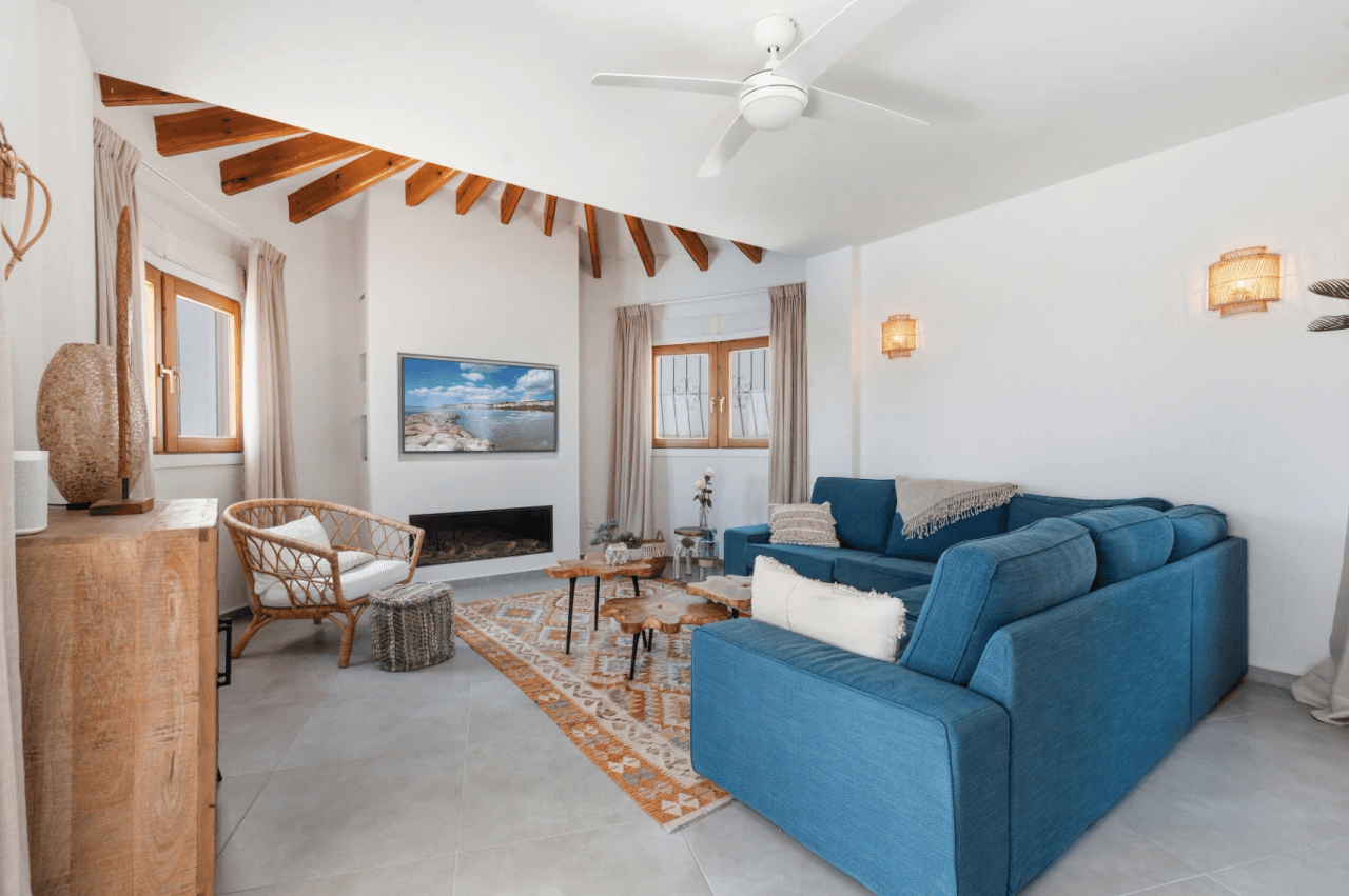 Exclusieve, trendy en volledig gerenoveerde villa met panoramisch zeezicht te koop in Moraira – toplocatie nabij centrum en strand