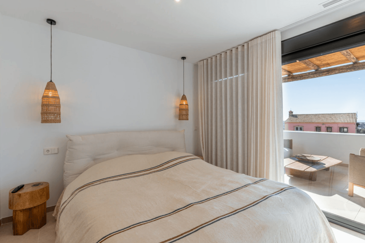 Ibiza Style Luxe Villa in Moraira — Mediterrane Elegantie op Slechts 1 km van Zee