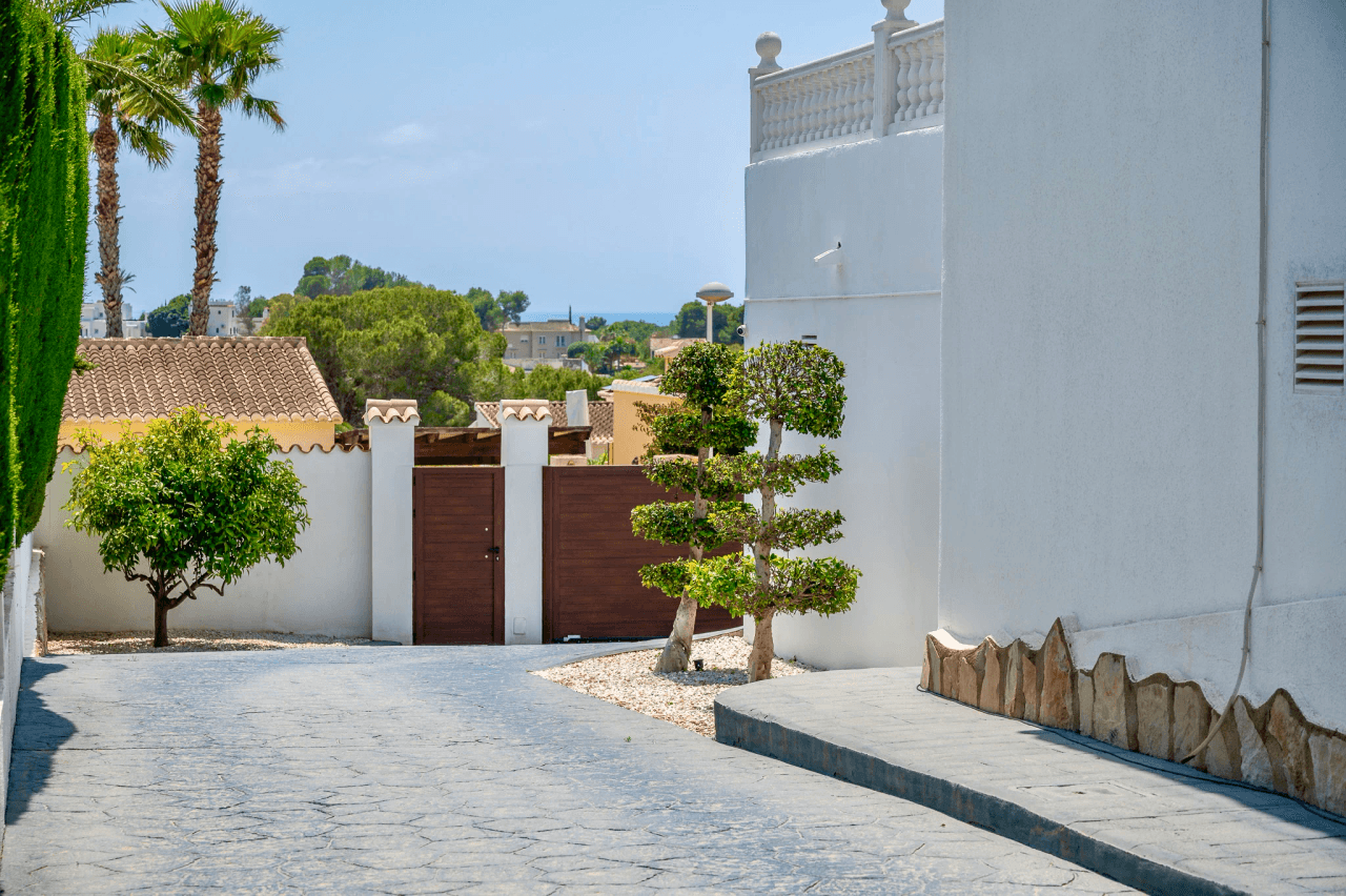 Exclusieve, trendy en volledig gerenoveerde villa met panoramisch zeezicht te koop in Moraira – toplocatie nabij centrum en strand