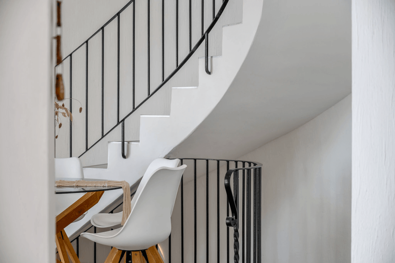 Exclusieve, trendy en volledig gerenoveerde villa met panoramisch zeezicht te koop in Moraira – toplocatie nabij centrum en strand