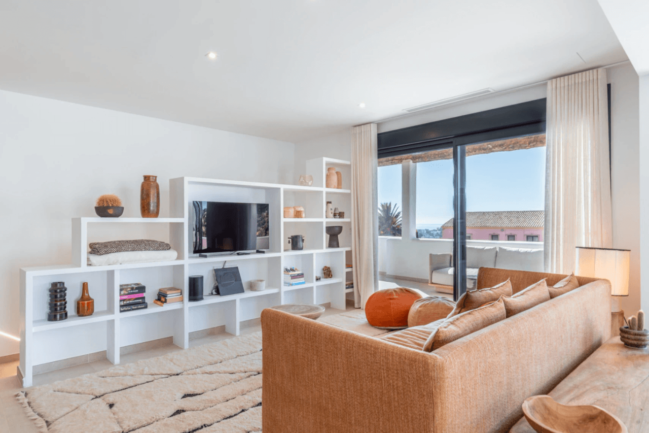 Ibiza Style Luxe Villa in Moraira — Mediterrane Elegantie op Slechts 1 km van Zee