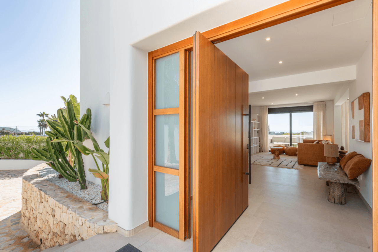 Ibiza Style Luxe Villa in Moraira — Mediterrane Elegantie op Slechts 1 km van Zee