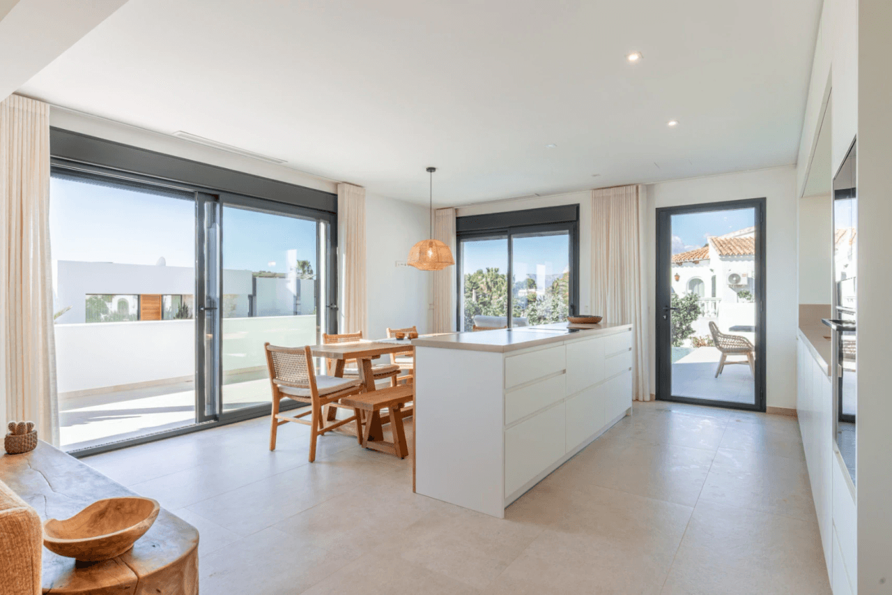 Ibiza Style Luxe Villa in Moraira — Mediterrane Elegantie op Slechts 1 km van Zee