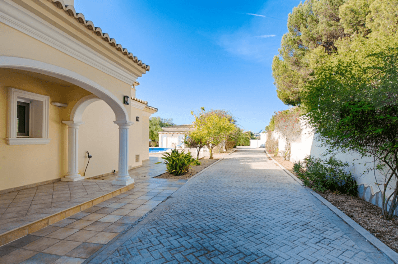 Grote Elegante Villa met Zeezicht Te Koop in Moraira