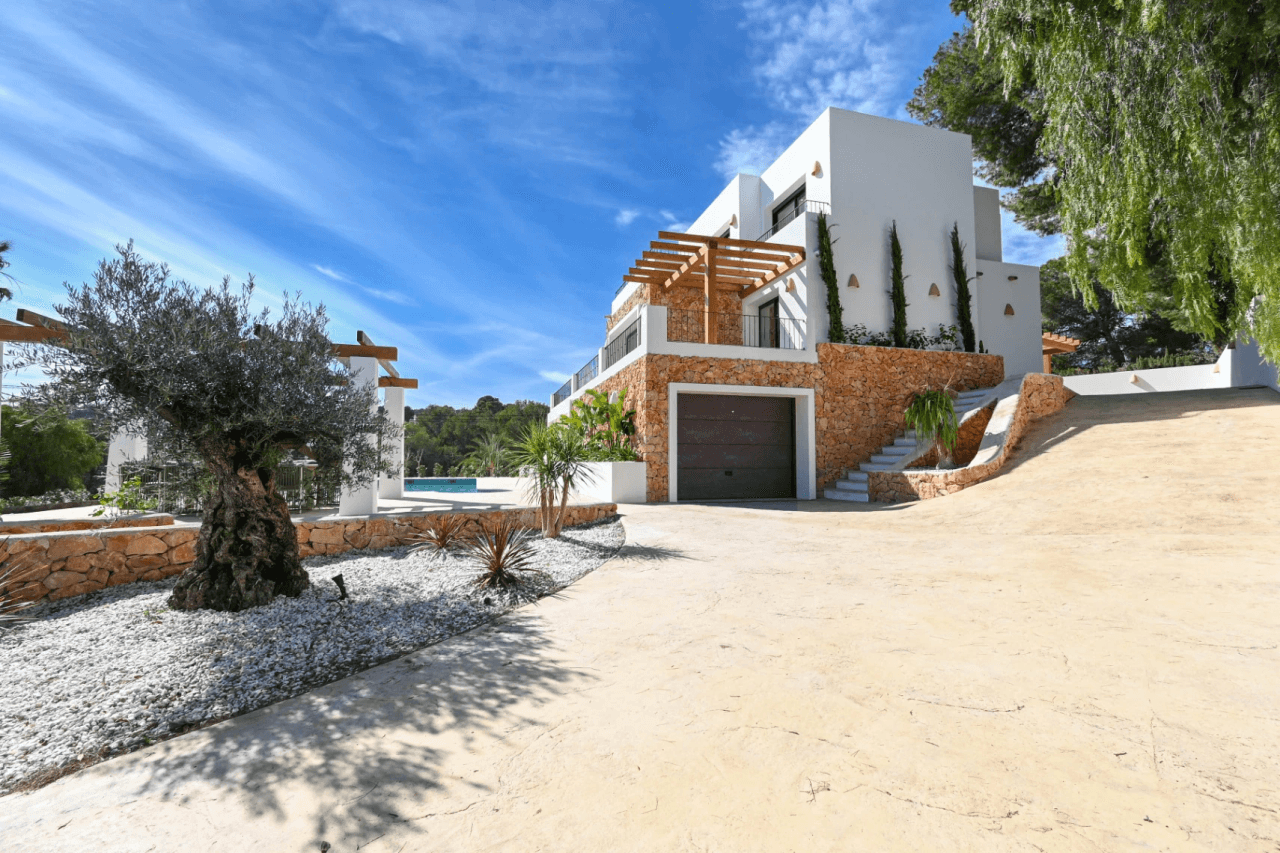 Exclusieve designvilla in Moraira met luxe buitenleven en panoramisch uitzicht