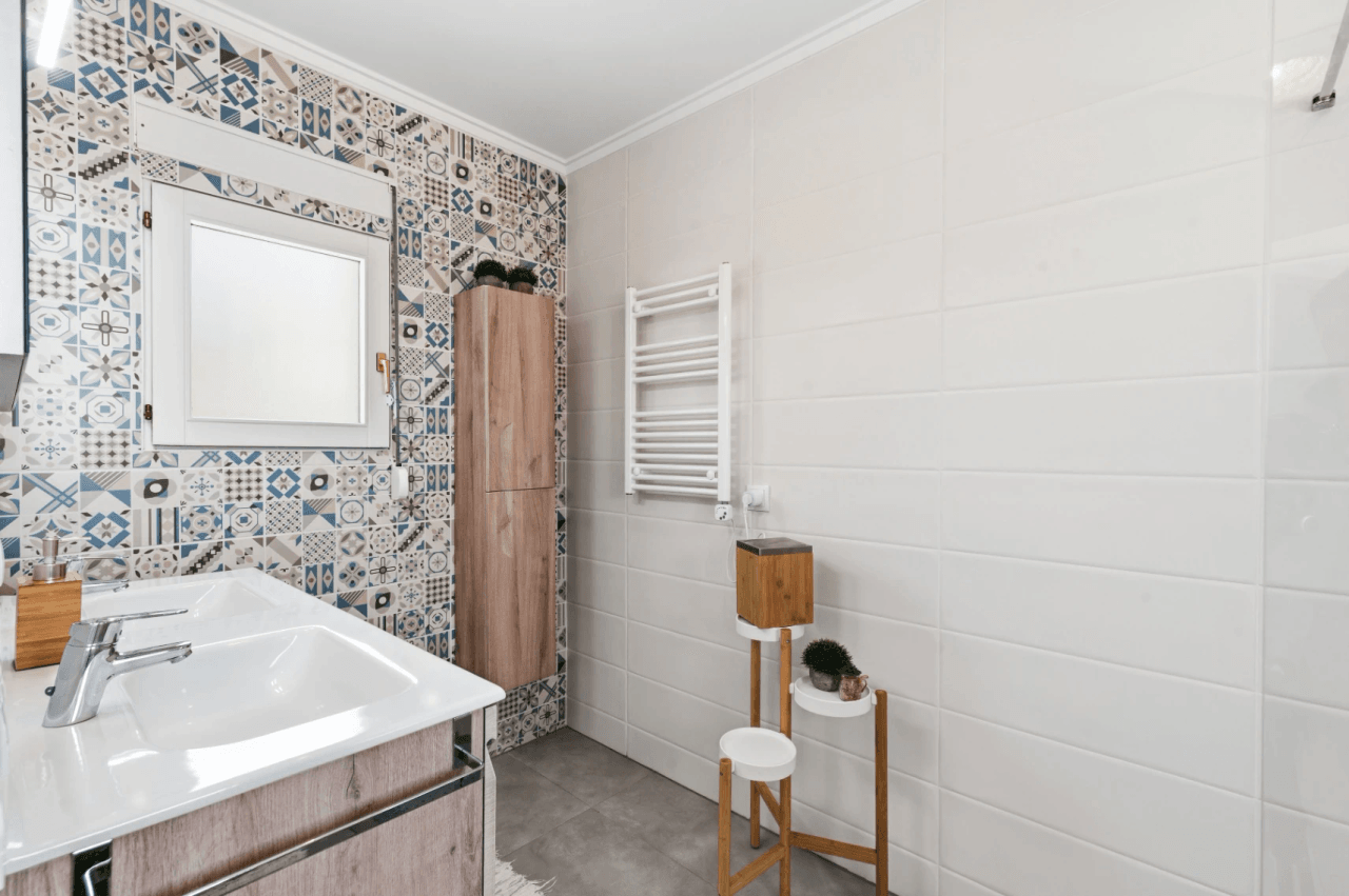 Exclusieve, trendy en volledig gerenoveerde villa met panoramisch zeezicht te koop in Moraira – toplocatie nabij centrum en strand