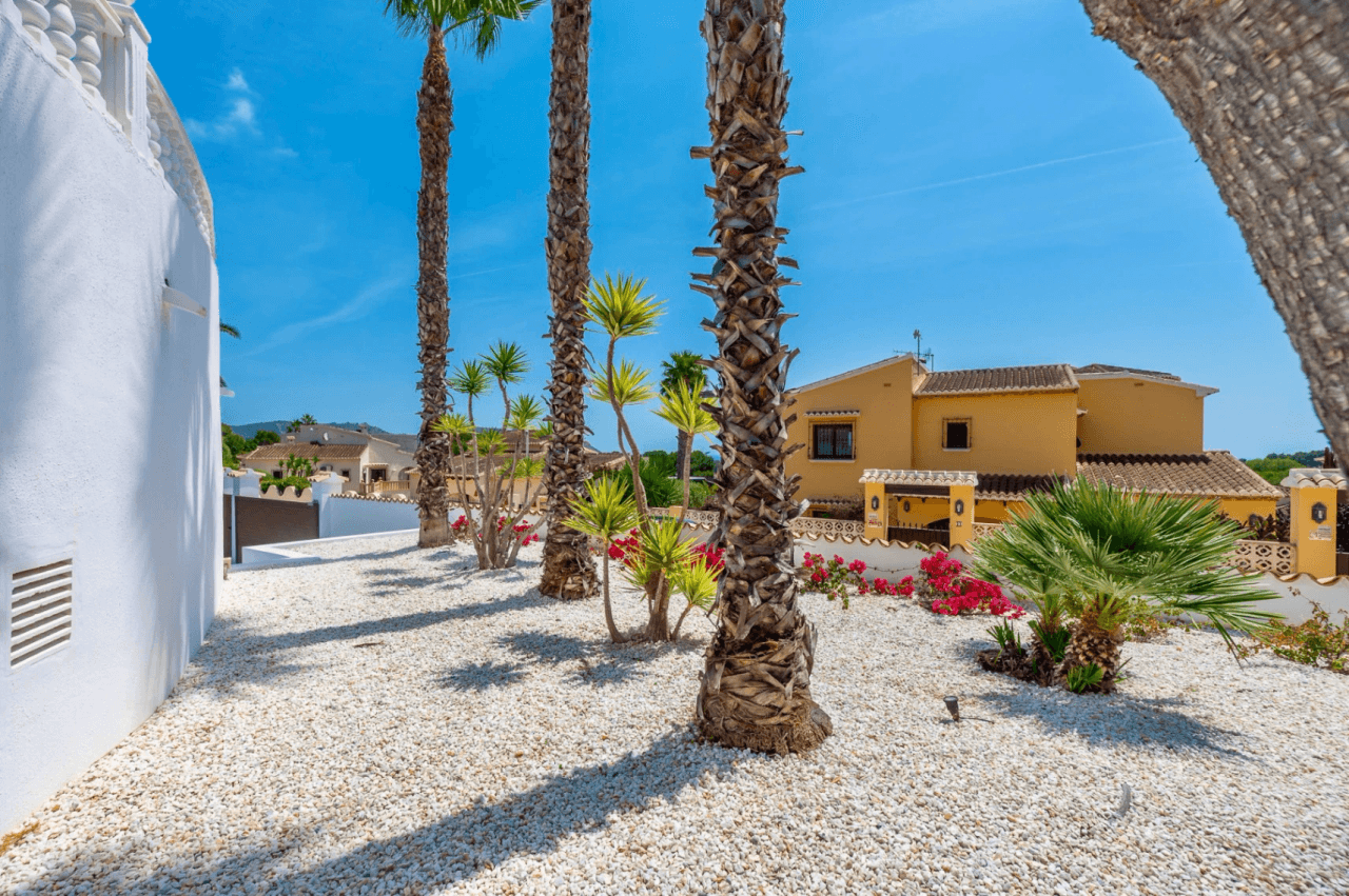 Exclusieve, trendy en volledig gerenoveerde villa met panoramisch zeezicht te koop in Moraira – toplocatie nabij centrum en strand