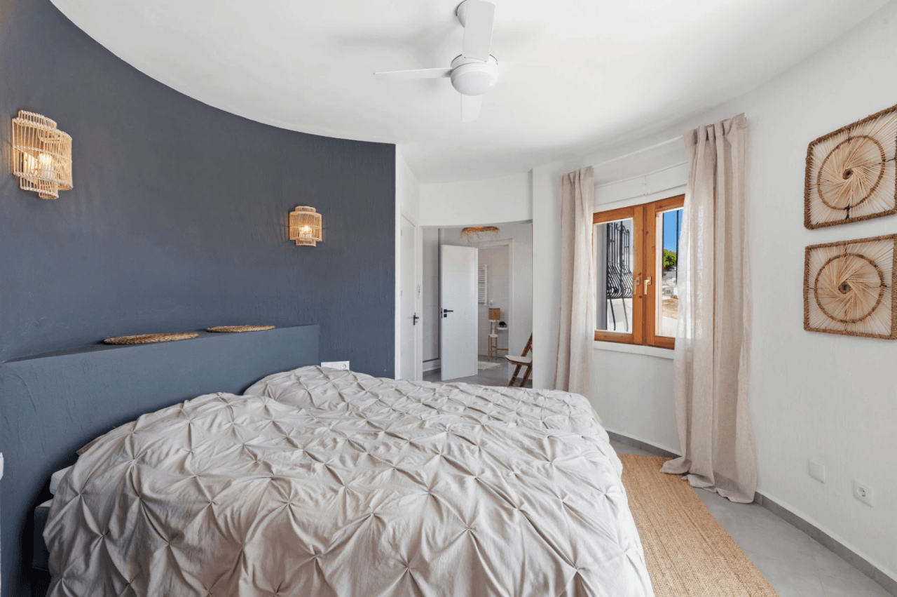Exclusieve, trendy en volledig gerenoveerde villa met panoramisch zeezicht te koop in Moraira – toplocatie nabij centrum en strand