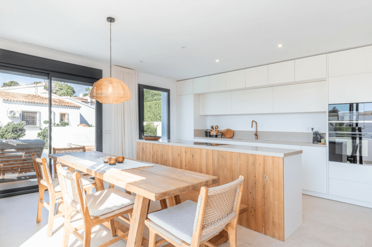 Ibiza Style Luxe Villa in Moraira — Mediterrane Elegantie op Slechts 1 km van Zee