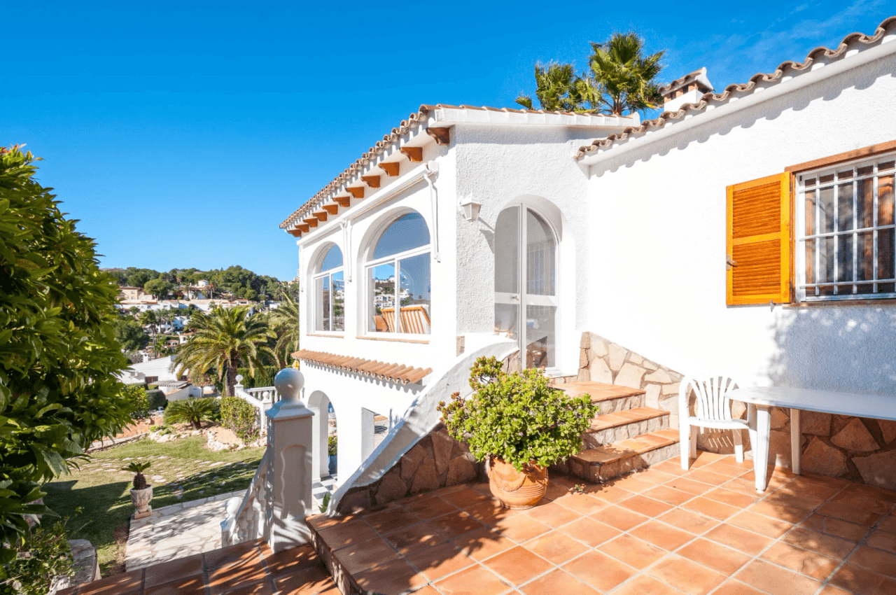 Mediterrane Villa mit Südwest-Ausrichtung in Benissa nahe dem San Jaime Golfclub.
