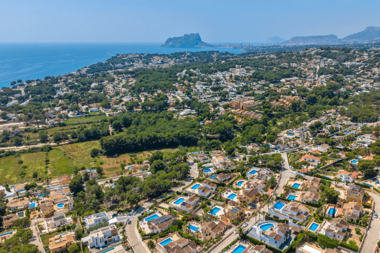 Exclusieve, trendy en volledig gerenoveerde villa met panoramisch zeezicht te koop in Moraira – toplocatie nabij centrum en strand