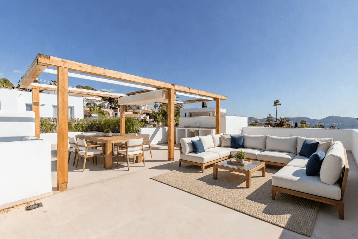 Ibiza Style Luxe Villa in Moraira — Mediterrane Elegantie op Slechts 1 km van Zee