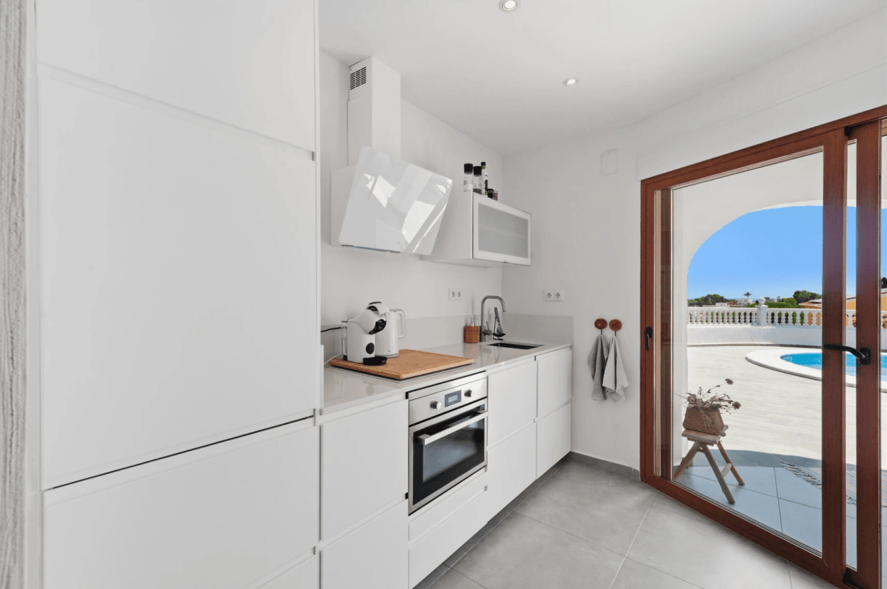 Exclusieve, trendy en volledig gerenoveerde villa met panoramisch zeezicht te koop in Moraira – toplocatie nabij centrum en strand