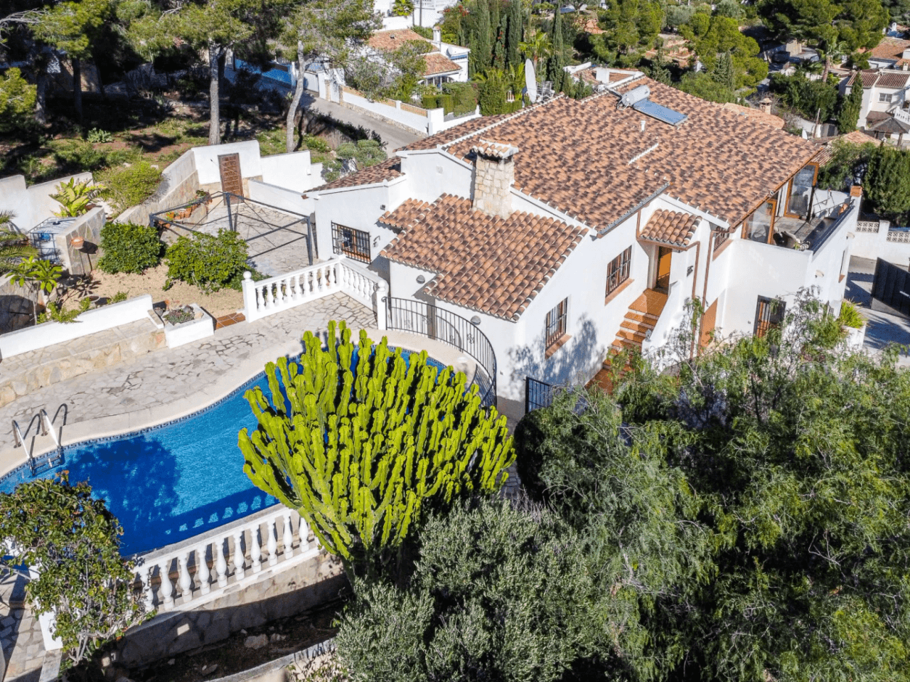 Villa avec vue sur la mer à vendre à Moraira, à distance de marche de la plage.