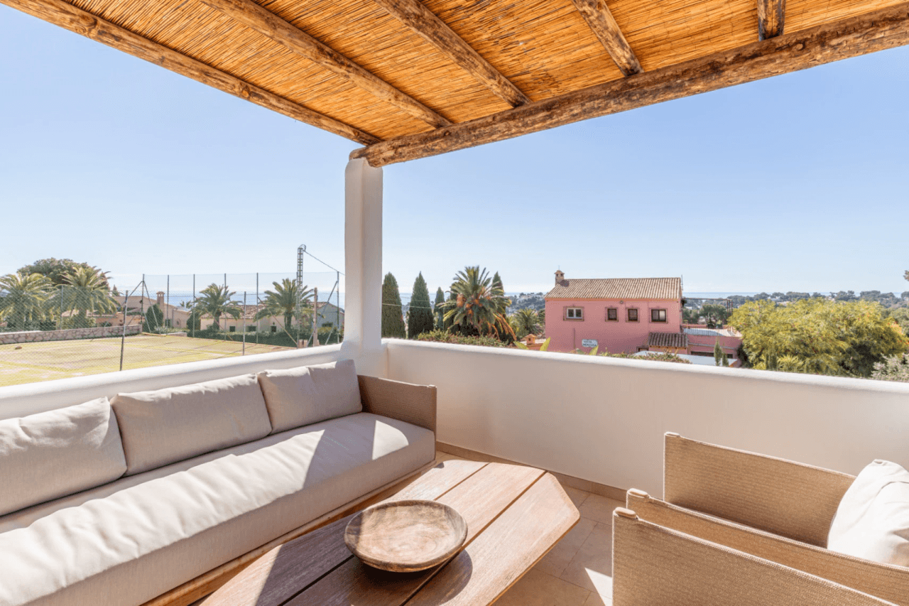 Ibiza Style Luxe Villa in Moraira — Mediterrane Elegantie op Slechts 1 km van Zee