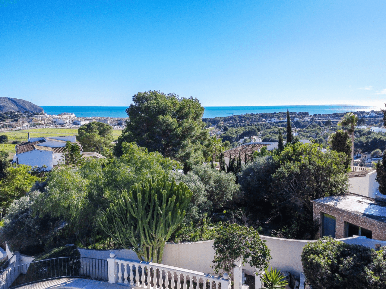 Zeezicht villa te koop in Moraira op loopafstand van het strand