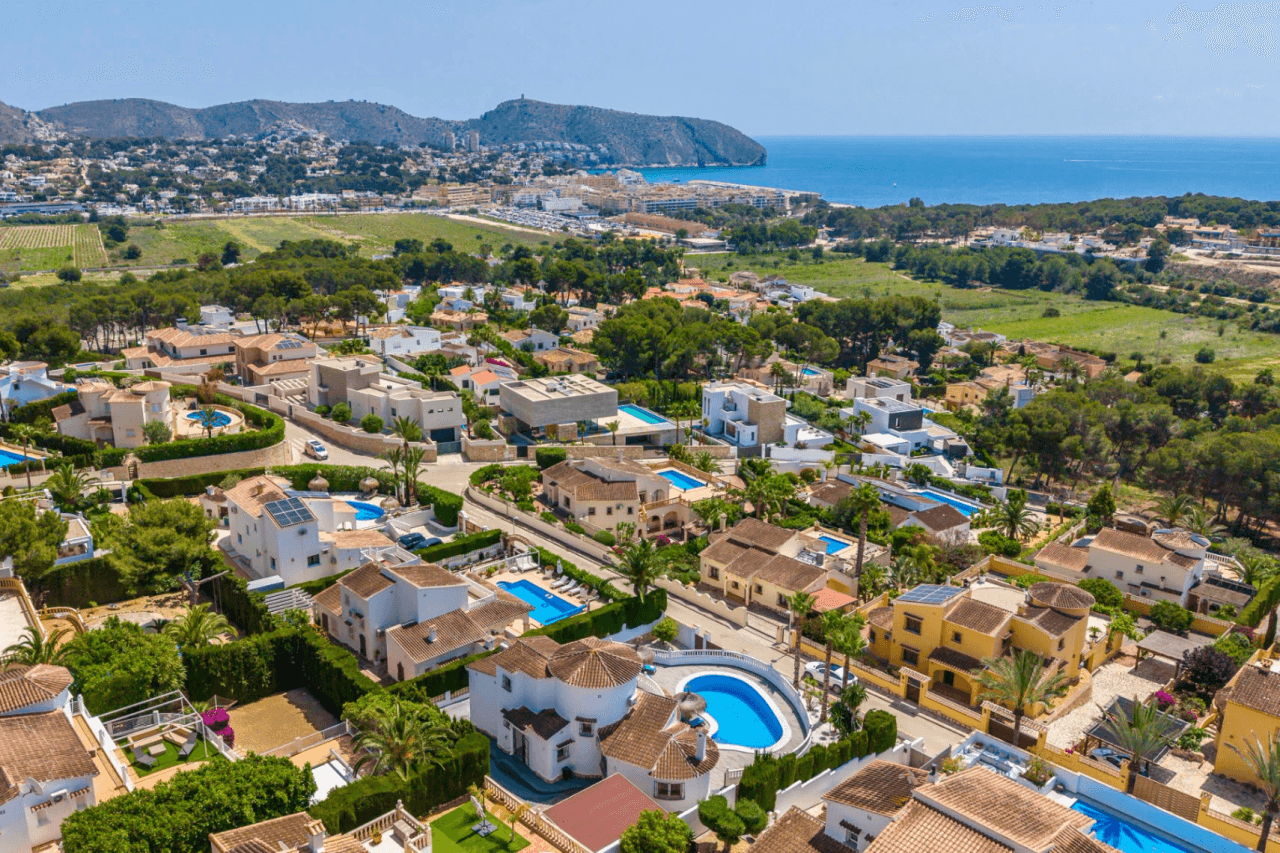 Exclusieve, trendy en volledig gerenoveerde villa met panoramisch zeezicht te koop in Moraira – toplocatie nabij centrum en strand