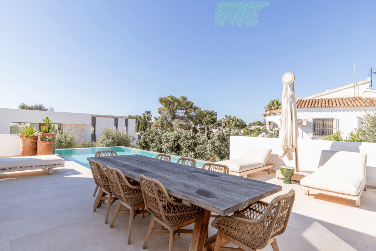 Ibiza Style Luxe Villa in Moraira — Mediterrane Elegantie op Slechts 1 km van Zee