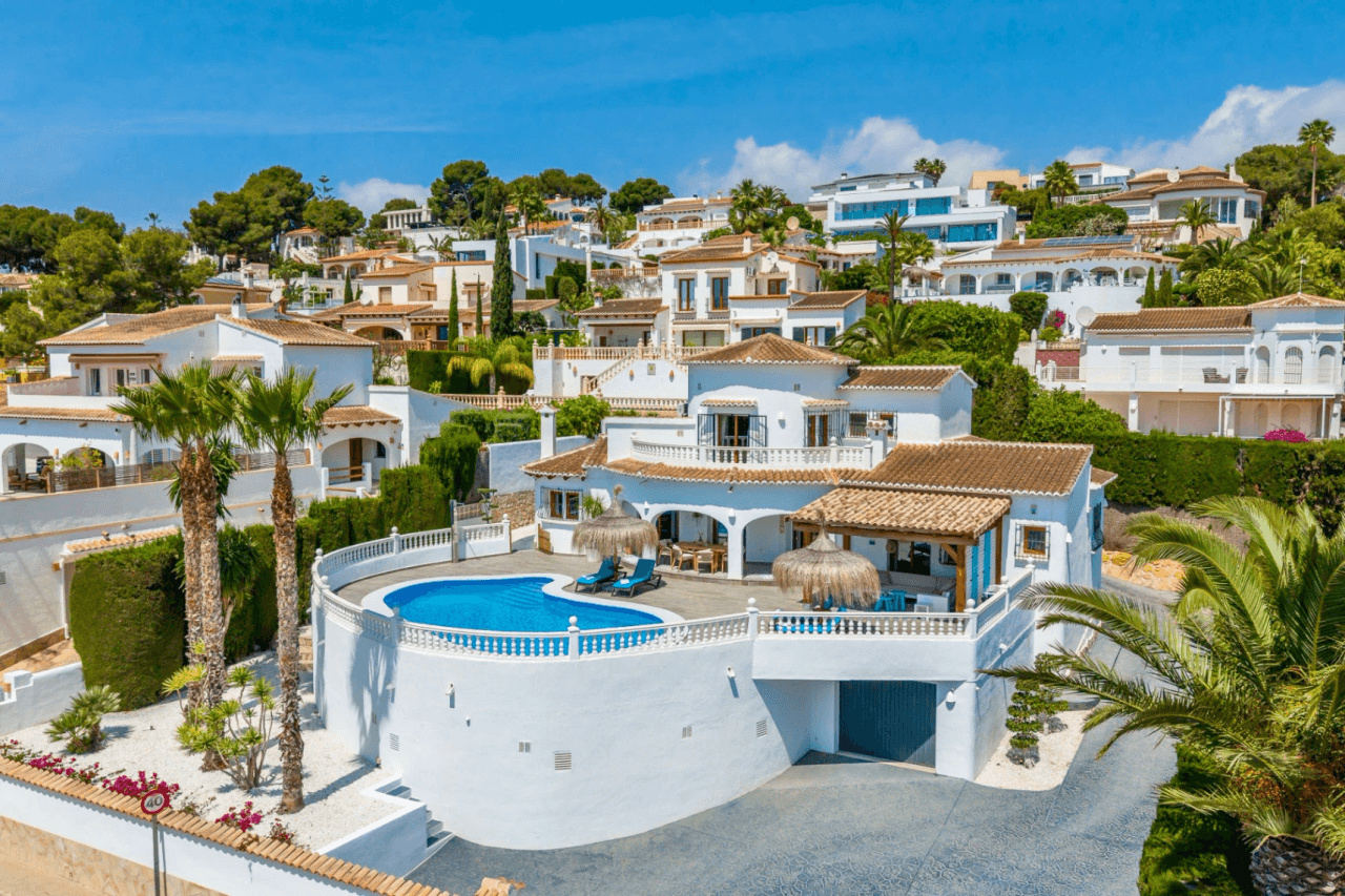 Exclusieve, trendy en volledig gerenoveerde villa met panoramisch zeezicht te koop in Moraira – toplocatie nabij centrum en strand