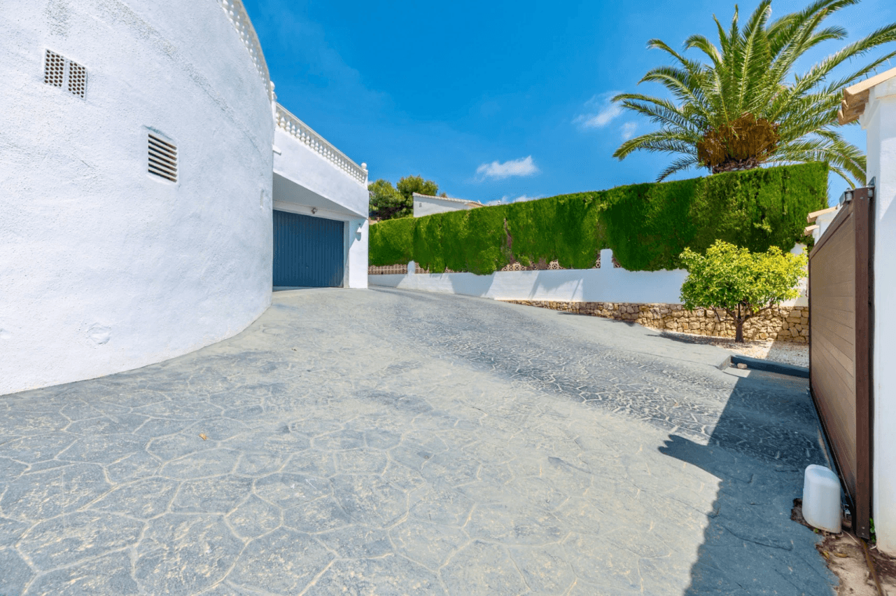 Exclusieve, trendy en volledig gerenoveerde villa met panoramisch zeezicht te koop in Moraira – toplocatie nabij centrum en strand