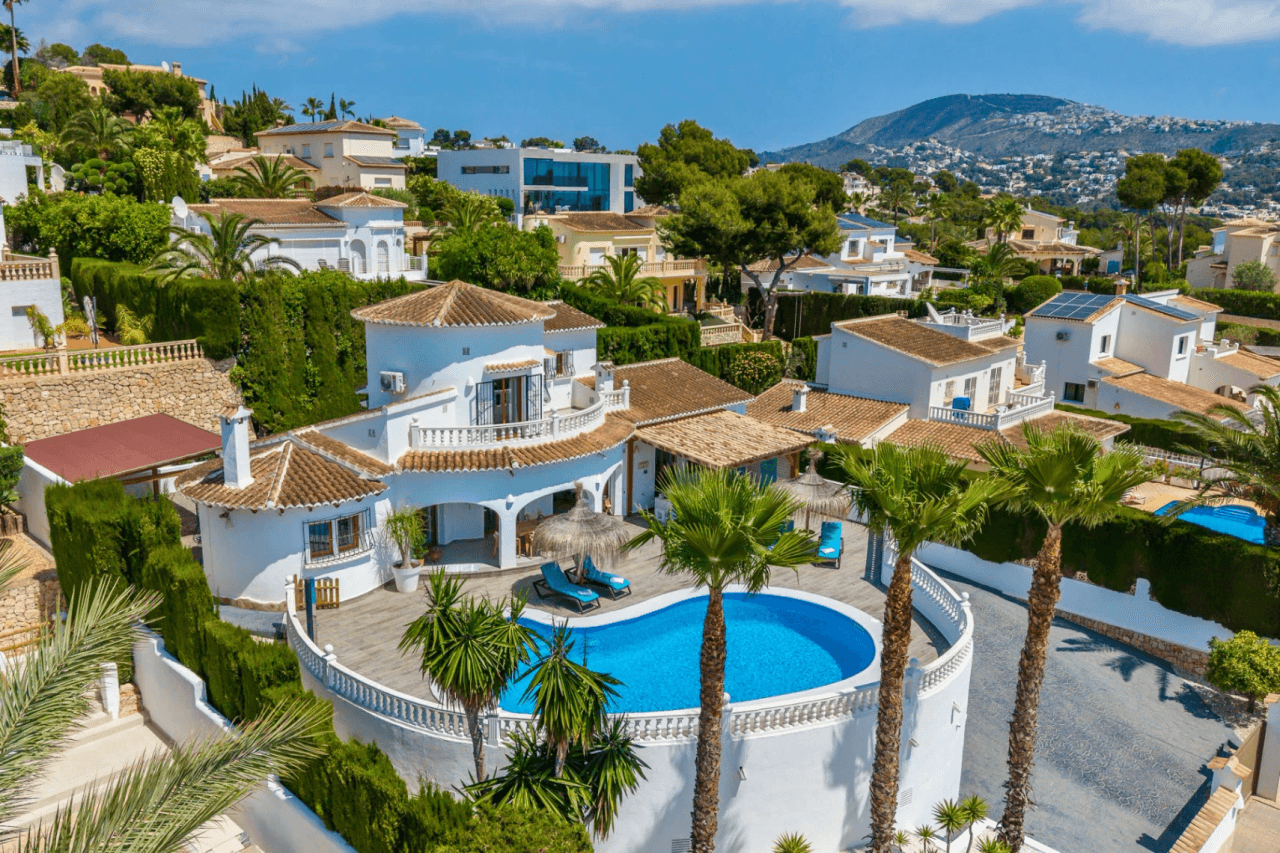 Exclusieve, trendy en volledig gerenoveerde villa met panoramisch zeezicht te koop in Moraira – toplocatie nabij centrum en strand