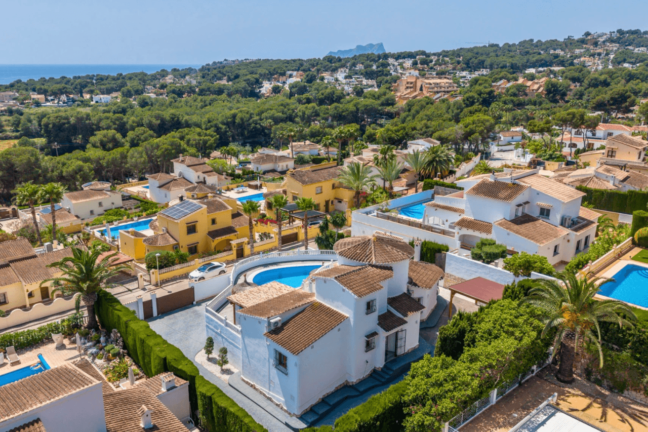 Exclusieve, trendy en volledig gerenoveerde villa met panoramisch zeezicht te koop in Moraira – toplocatie nabij centrum en strand