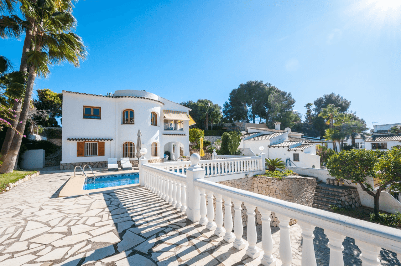 Mediterrane Villa mit Südwest-Ausrichtung in Benissa nahe dem San Jaime Golfclub.