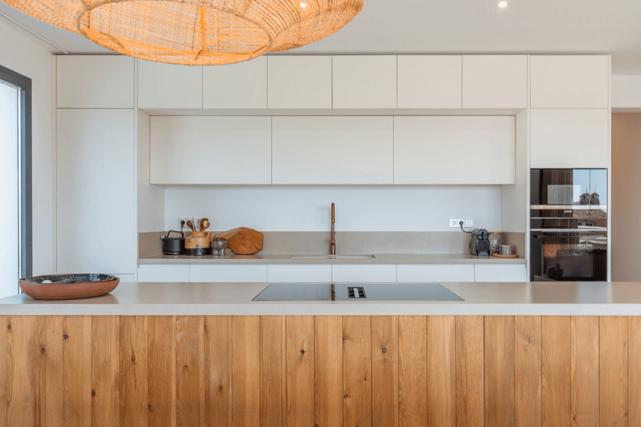 Ibiza Style Luxe Villa in Moraira — Mediterrane Elegantie op Slechts 1 km van Zee