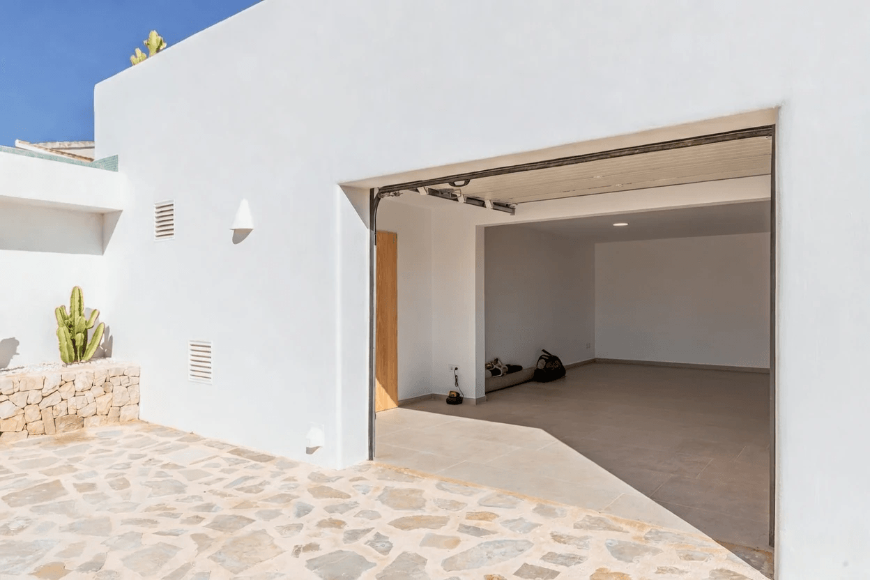 Ibiza Style Luxe Villa in Moraira — Mediterrane Elegantie op Slechts 1 km van Zee