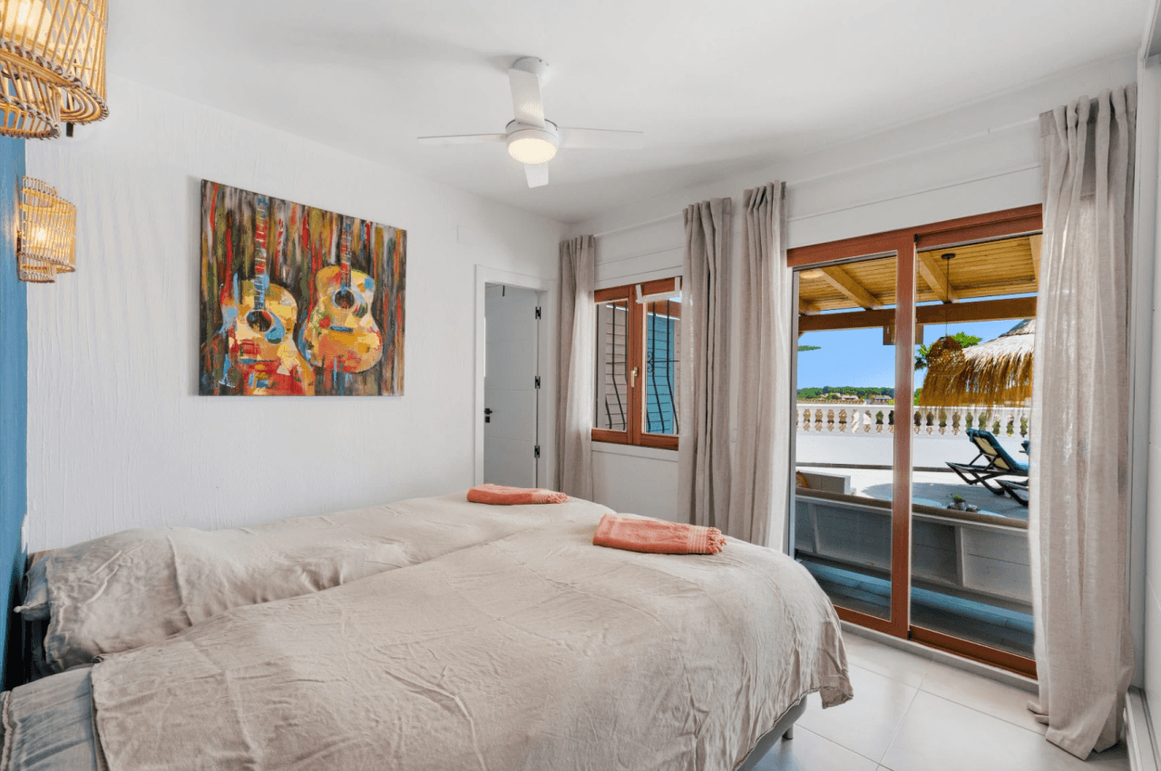 Exclusieve, trendy en volledig gerenoveerde villa met panoramisch zeezicht te koop in Moraira – toplocatie nabij centrum en strand