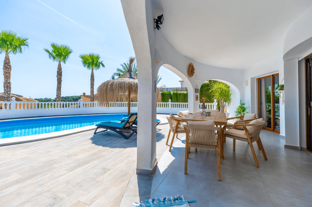 Exclusieve, trendy en volledig gerenoveerde villa met panoramisch zeezicht te koop in Moraira – toplocatie nabij centrum en strand
