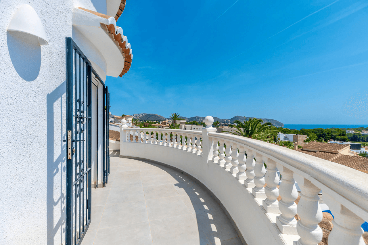 Exclusieve, trendy en volledig gerenoveerde villa met panoramisch zeezicht te koop in Moraira – toplocatie nabij centrum en strand
