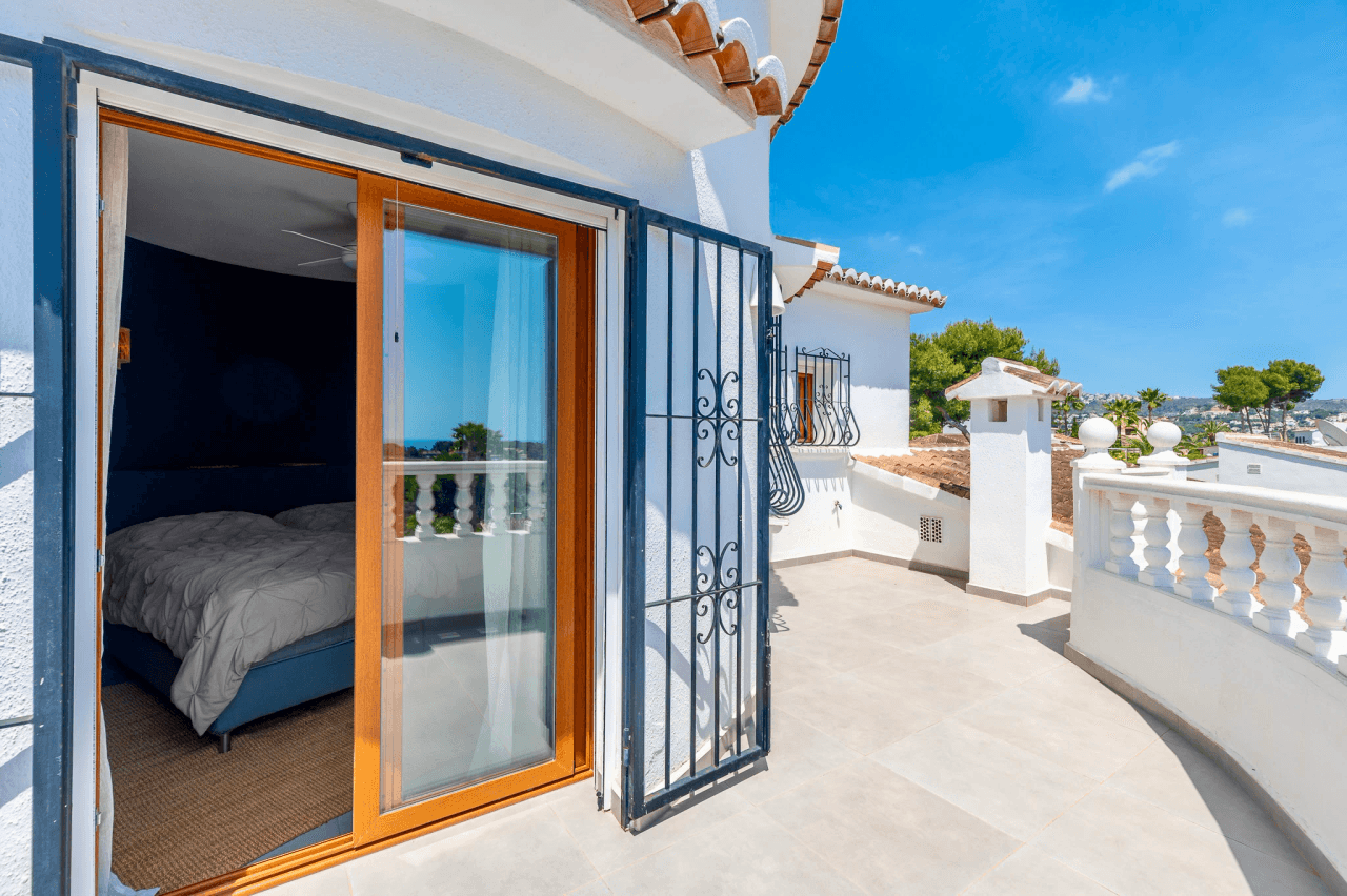 Exclusieve, trendy en volledig gerenoveerde villa met panoramisch zeezicht te koop in Moraira – toplocatie nabij centrum en strand
