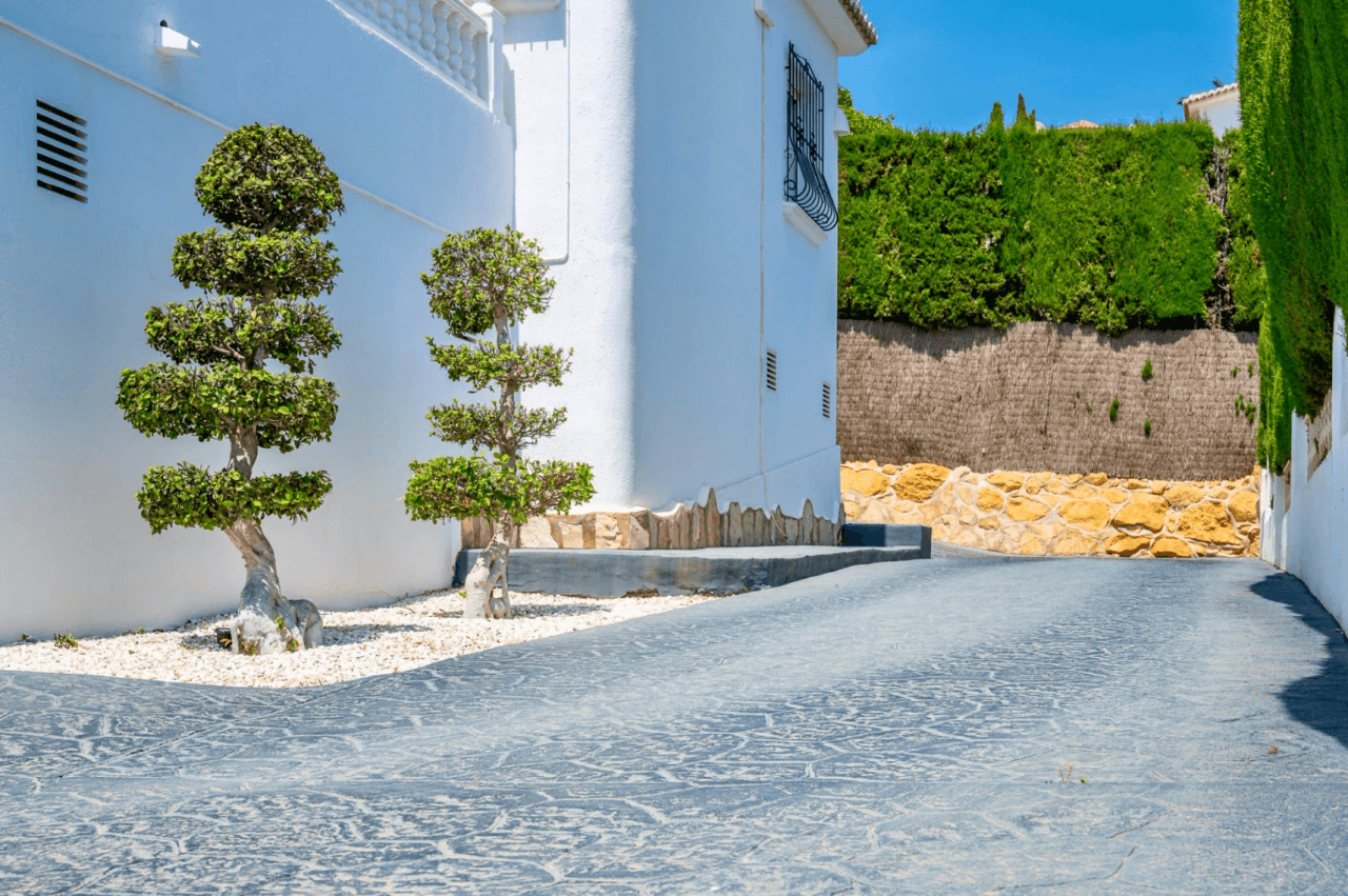 Exclusieve, trendy en volledig gerenoveerde villa met panoramisch zeezicht te koop in Moraira – toplocatie nabij centrum en strand