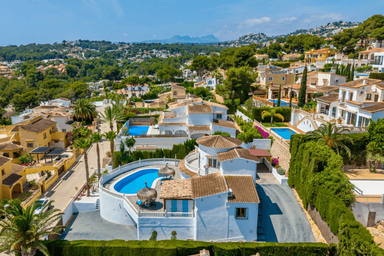 Exclusieve, trendy en volledig gerenoveerde villa met panoramisch zeezicht te koop in Moraira – toplocatie nabij centrum en strand