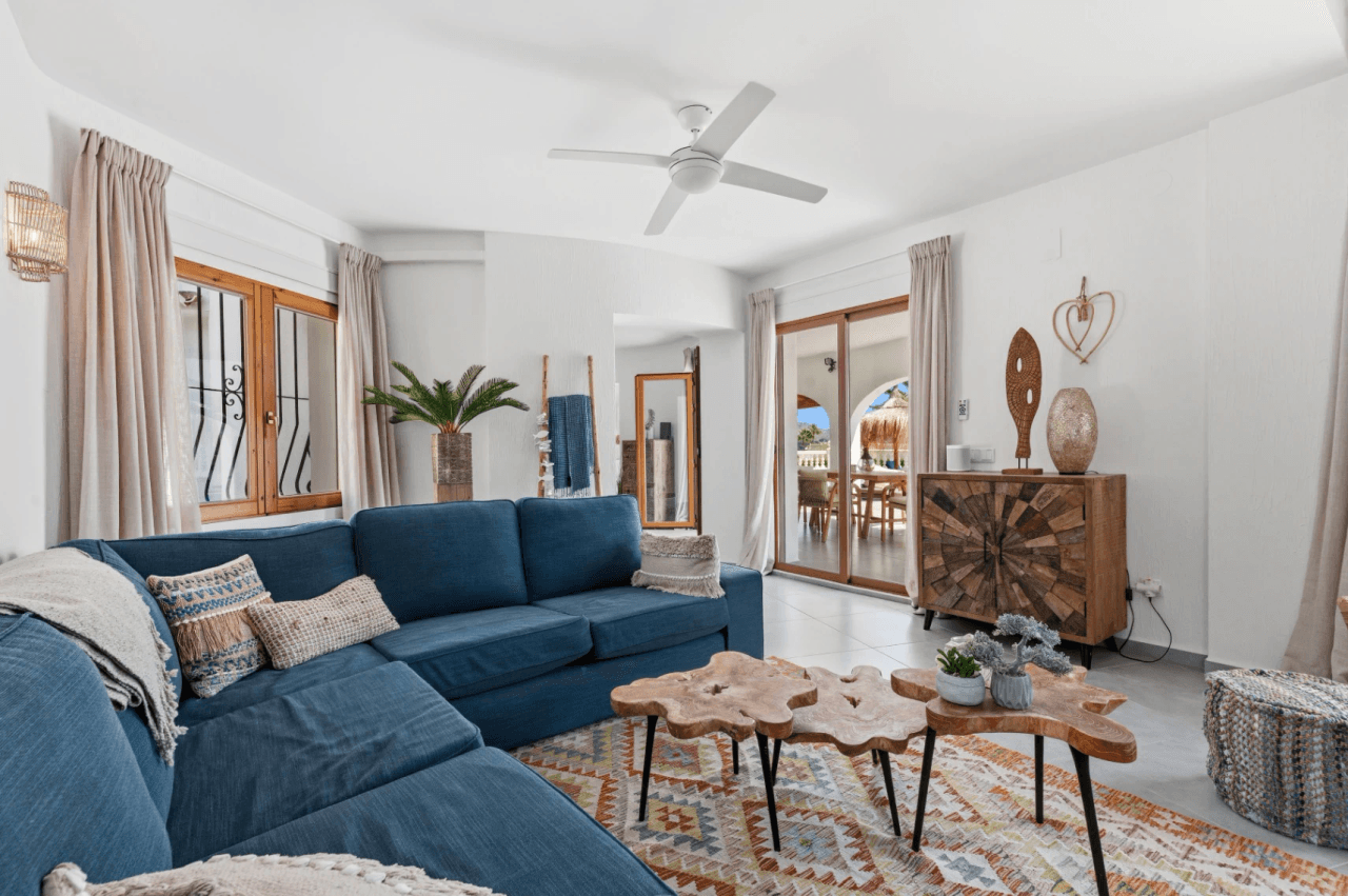 Exclusieve, trendy en volledig gerenoveerde villa met panoramisch zeezicht te koop in Moraira – toplocatie nabij centrum en strand