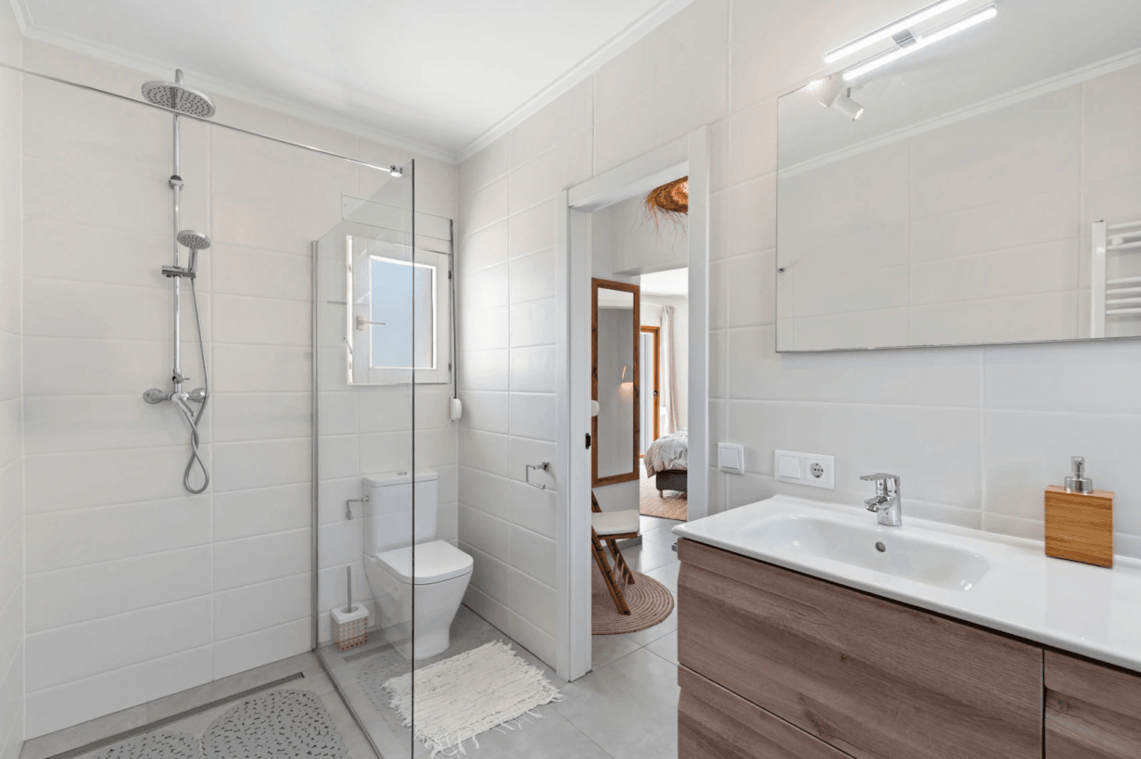 Exclusieve, trendy en volledig gerenoveerde villa met panoramisch zeezicht te koop in Moraira – toplocatie nabij centrum en strand