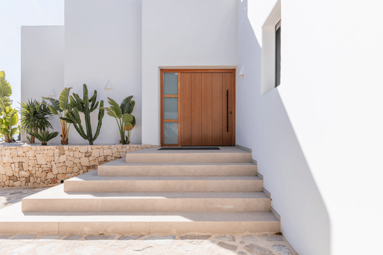 Ibiza Style Luxe Villa in Moraira — Mediterrane Elegantie op Slechts 1 km van Zee