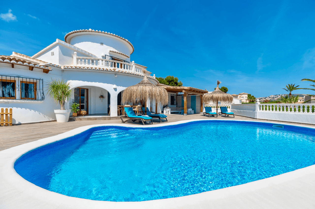 Exclusieve, trendy en volledig gerenoveerde villa met panoramisch zeezicht te koop in Moraira – toplocatie nabij centrum en strand