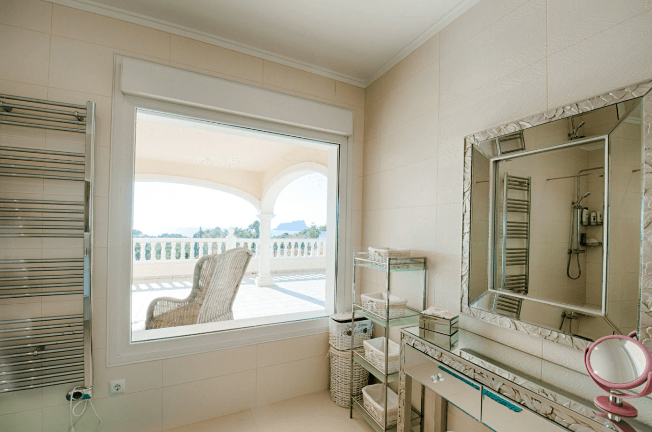 Grote Elegante Villa met Zeezicht Te Koop in Moraira