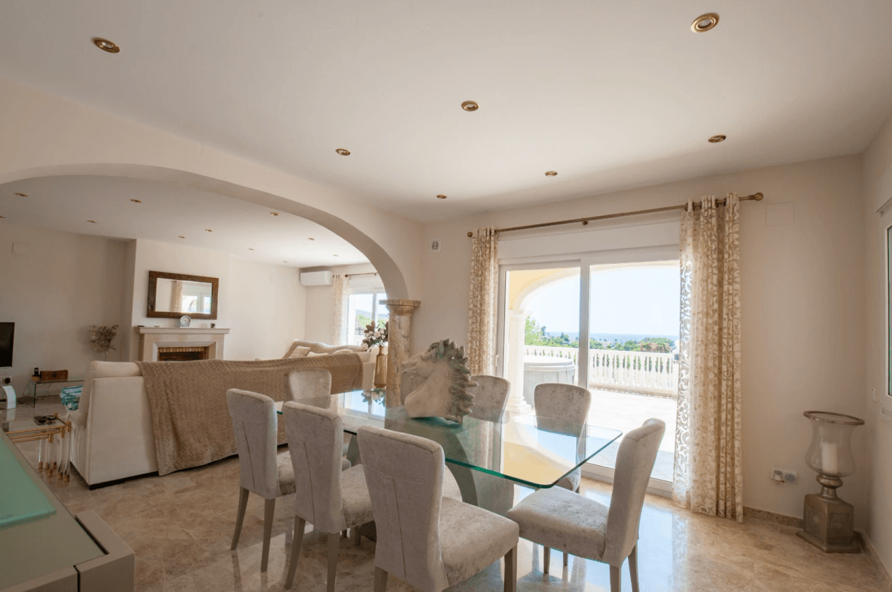 Grote Elegante Villa met Zeezicht Te Koop in Moraira