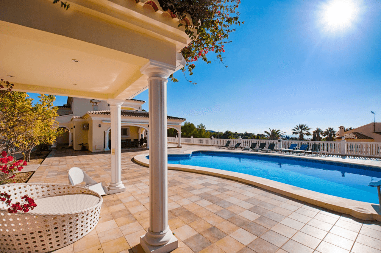Grote Elegante Villa met Zeezicht Te Koop in Moraira