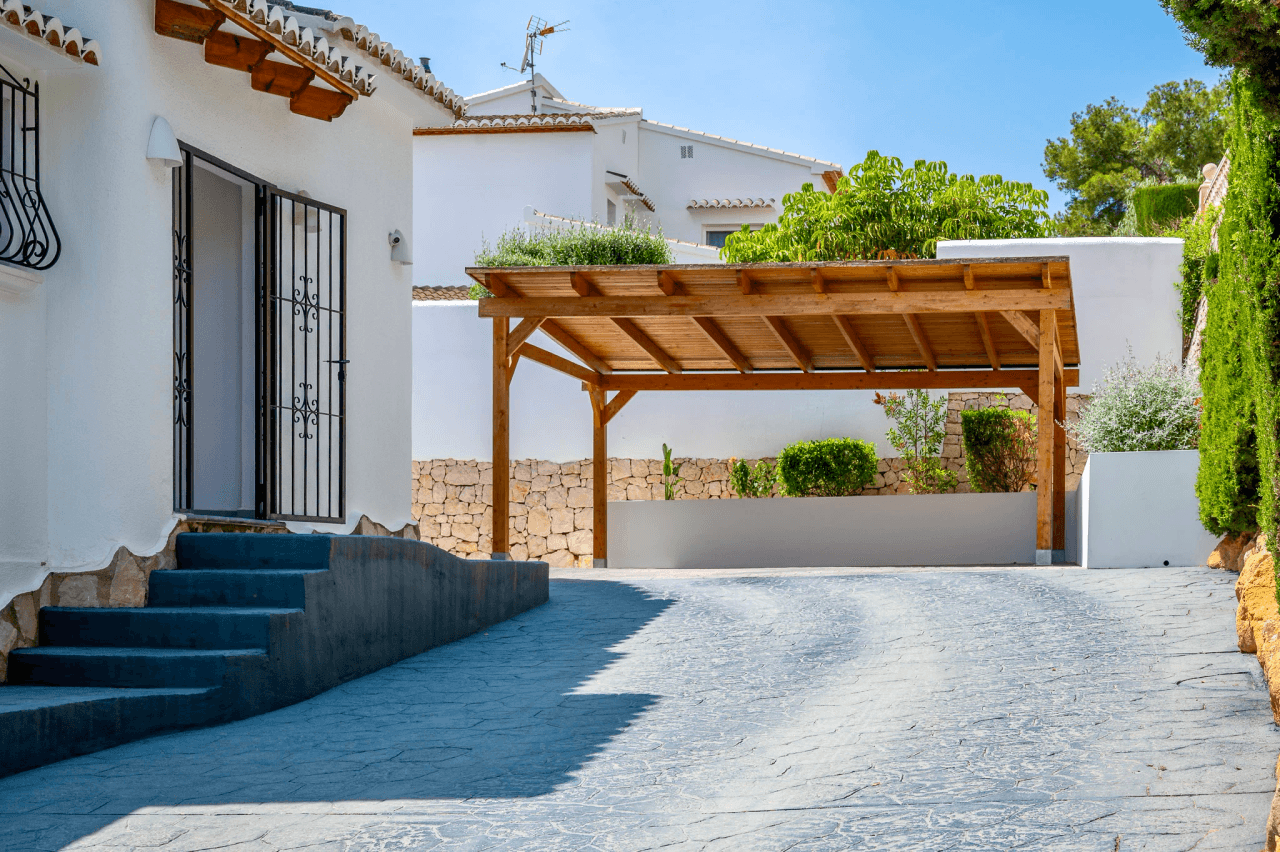 Exclusieve, trendy en volledig gerenoveerde villa met panoramisch zeezicht te koop in Moraira – toplocatie nabij centrum en strand