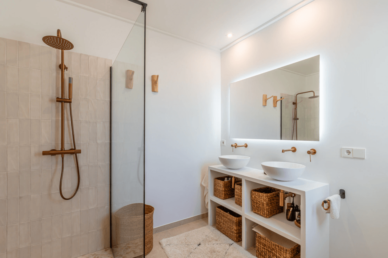 Ibiza Style Luxe Villa in Moraira — Mediterrane Elegantie op Slechts 1 km van Zee