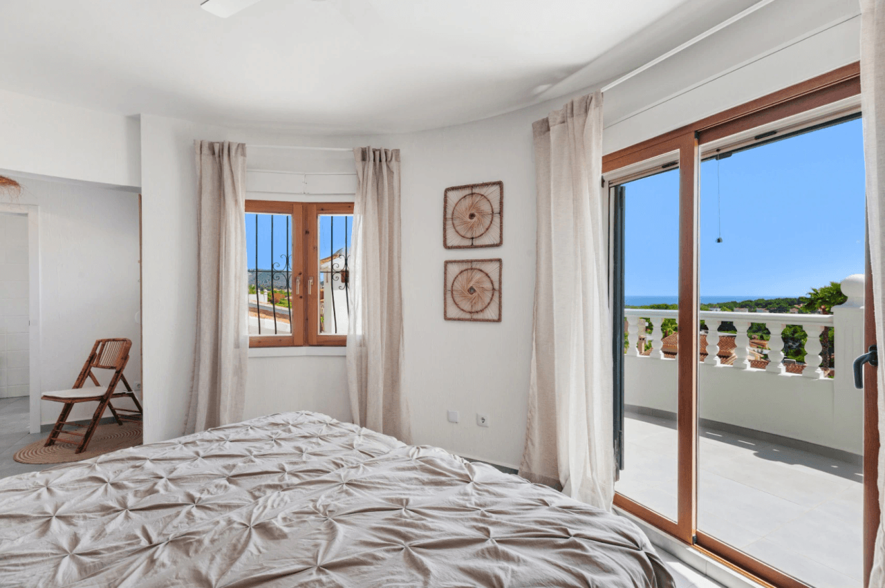 Exclusieve, trendy en volledig gerenoveerde villa met panoramisch zeezicht te koop in Moraira – toplocatie nabij centrum en strand