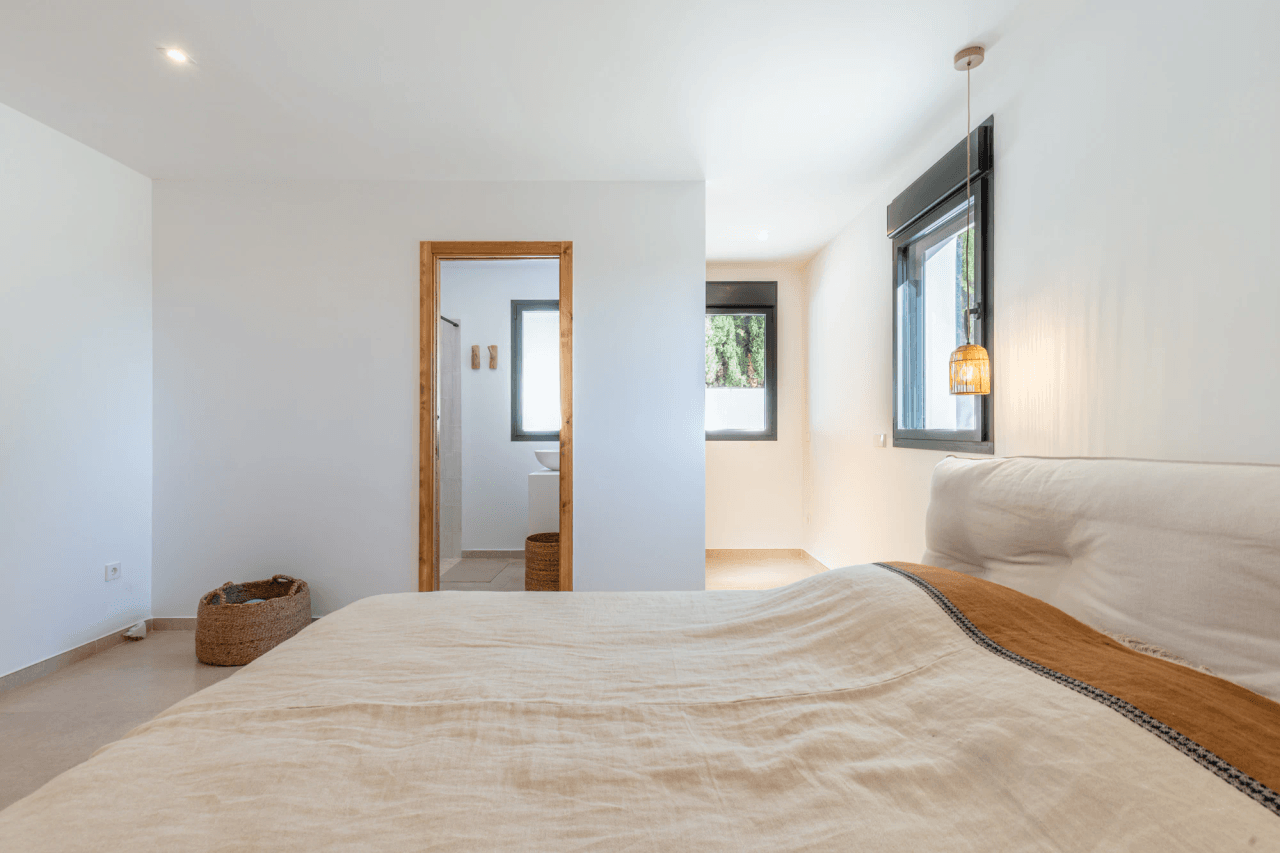 Ibiza Style Luxe Villa in Moraira — Mediterrane Elegantie op Slechts 1 km van Zee