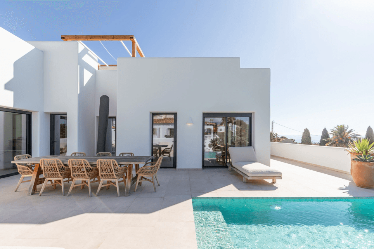 Ibiza Style Luxe Villa in Moraira — Mediterrane Elegantie op Slechts 1 km van Zee