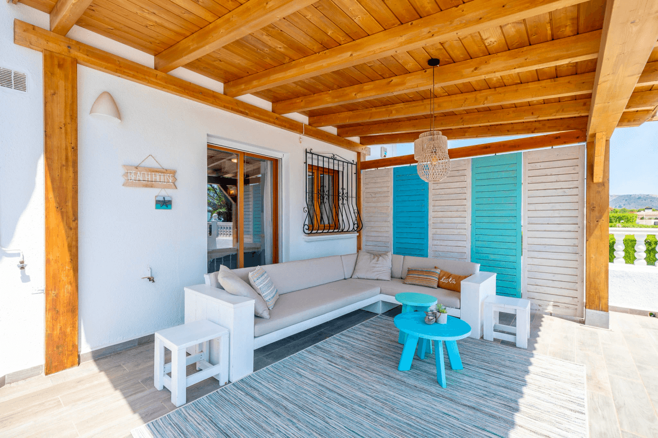 Exclusieve, trendy en volledig gerenoveerde villa met panoramisch zeezicht te koop in Moraira – toplocatie nabij centrum en strand