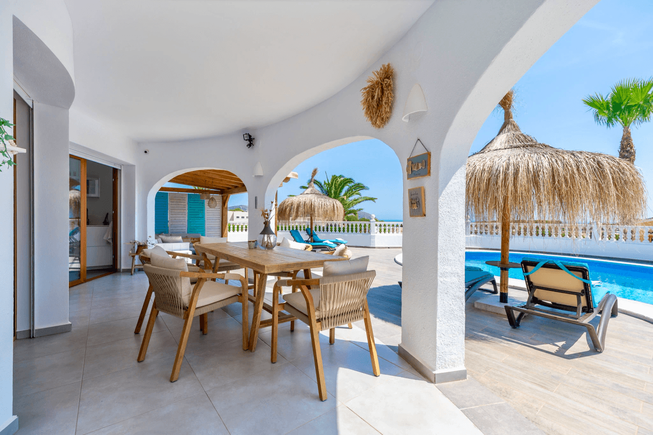 Exclusieve, trendy en volledig gerenoveerde villa met panoramisch zeezicht te koop in Moraira – toplocatie nabij centrum en strand
