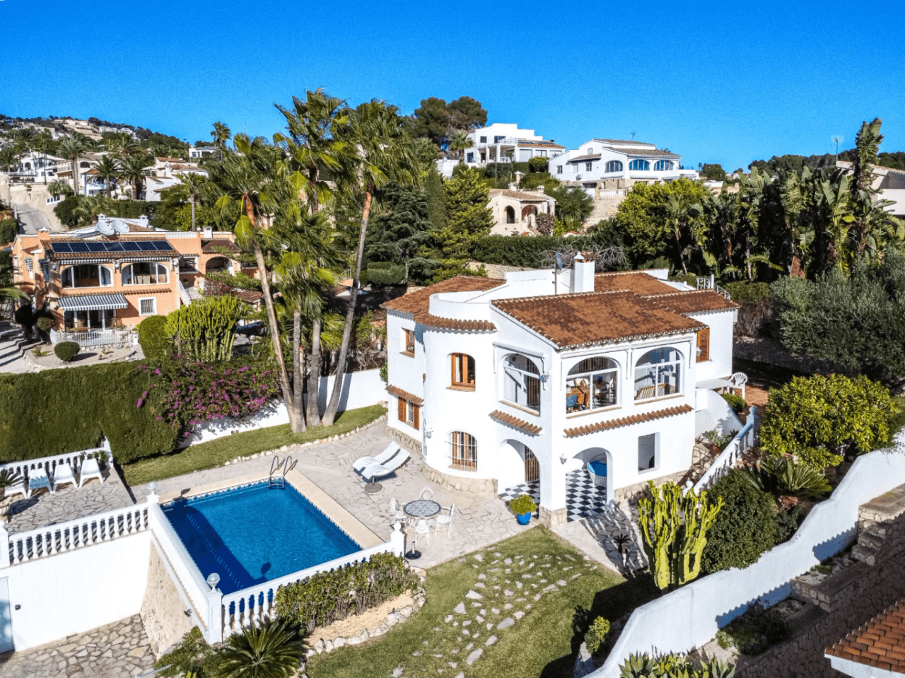 Mediterrane Villa mit Südwest-Ausrichtung in Benissa nahe dem San Jaime Golfclub.